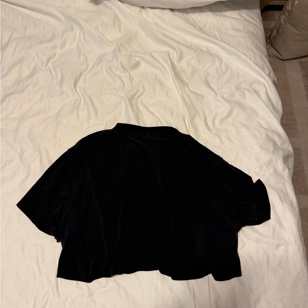 Lululemon cropped black t shirt